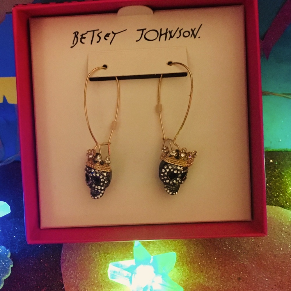 ☠️Betsey Johnson Skull Earrings NIB☠️
